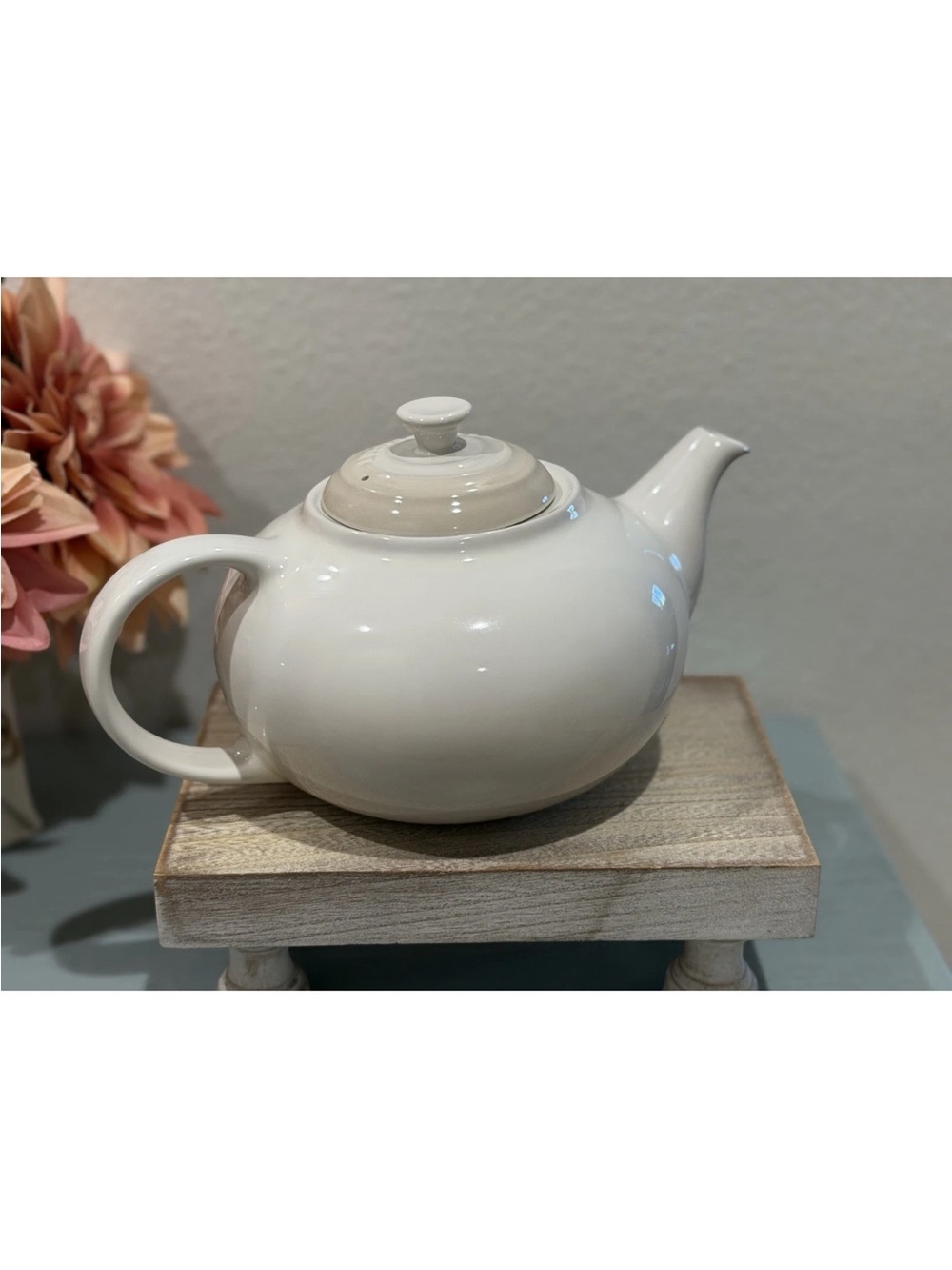 Le Creuset 1.3L Classic Teapot
MERINGUE Stoneware Glossy Finish
Second Choix NEW - Picture 6 of 9